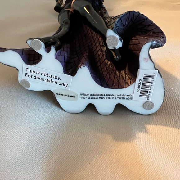 Enesco DC Comics Couture de Force Catwoman Figurine - Picture 5 of 10